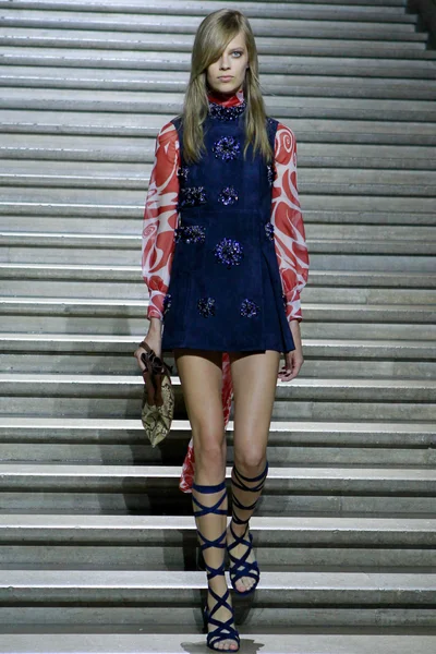 Look 10